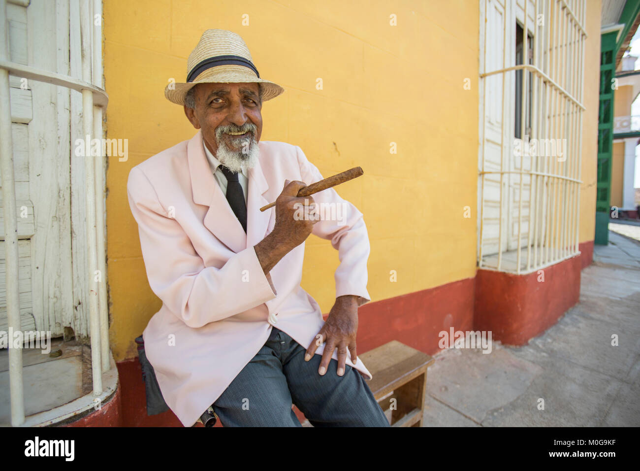 Trinidad uomo in Fedora hat, Cuba Foto Stock