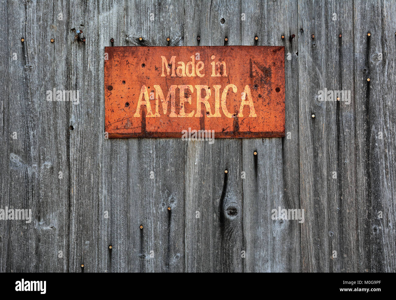 Metallo arrugginito segno sulla parete in legno con la frase: Made in America. Foto Stock