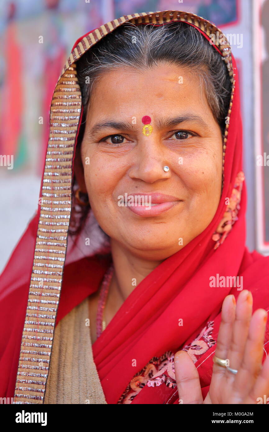 BUNDI, Rajasthan, India - 10 dicembre 2017: Ritratto di una donna bellissima con abiti colorati Foto Stock BUNDI, Rajasthan, India - 10 dicembre 2017: Ritratto di una donna bellissima con abiti colorati Foto Stock