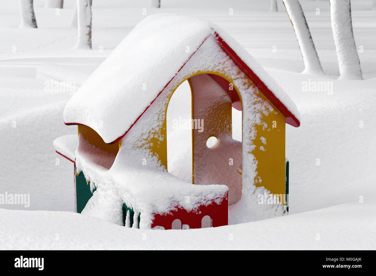 Parco giochi con coperta di neve piccolo rosso-giallo-verde i bambini in casa paesaggio invernale dopo la bufera di neve. Petropavlovsk-Kamchatsky Città, Kamchatka Foto Stock