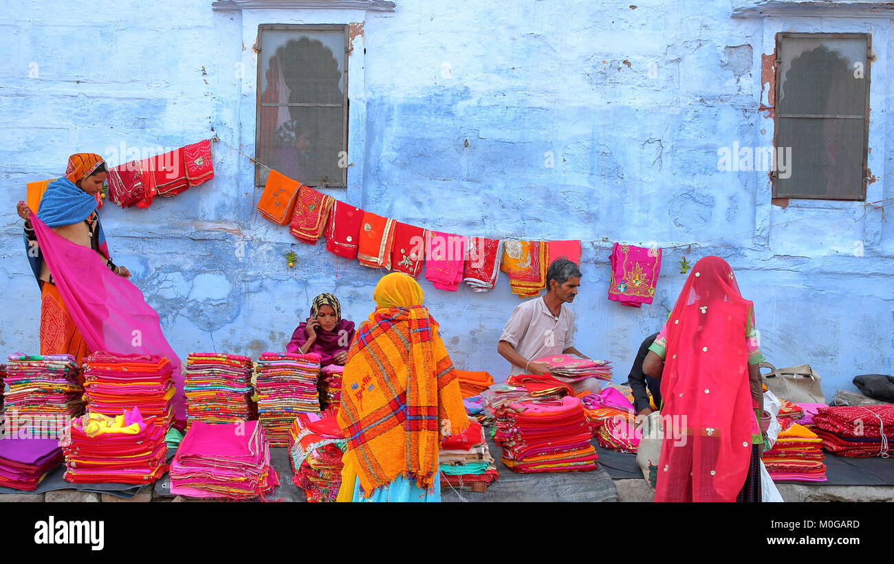 JODHPUR, Rajasthan, India - 16 dicembre 2017: scenario colorato al mercato nei pressi di Sardar Mercato con tessuto colorato, donne vestite con sari Foto Stock
