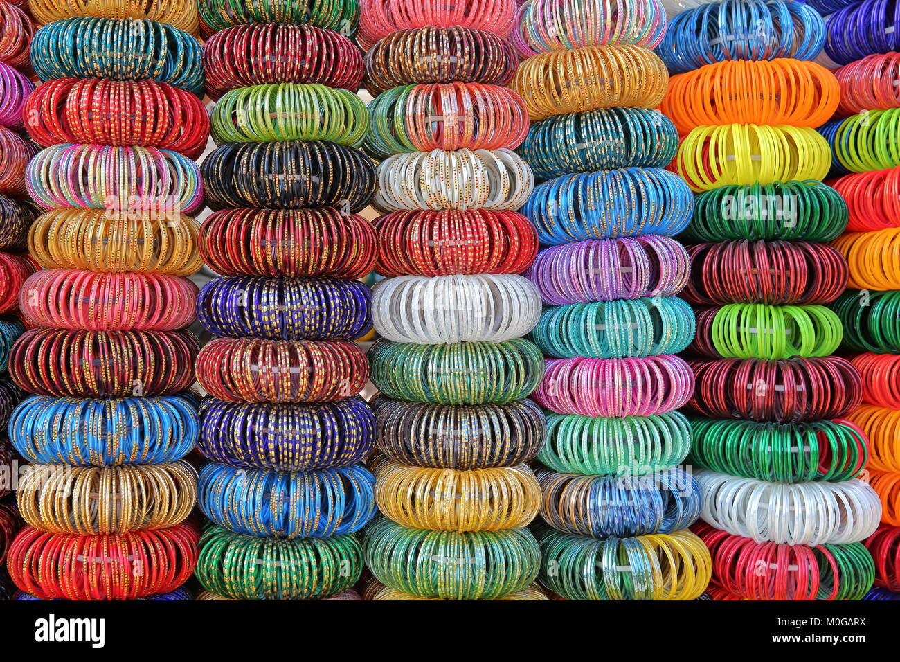 Scenario colorato a Sardar Mercato con close-up su bracciali in Jodhpur, Rajasthan, India Foto Stock