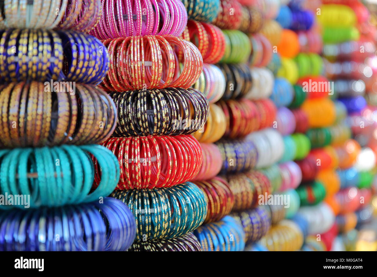 Scenario colorato a Sardar Mercato con close-up su bracciali in Jodhpur, Rajasthan, India Foto Stock