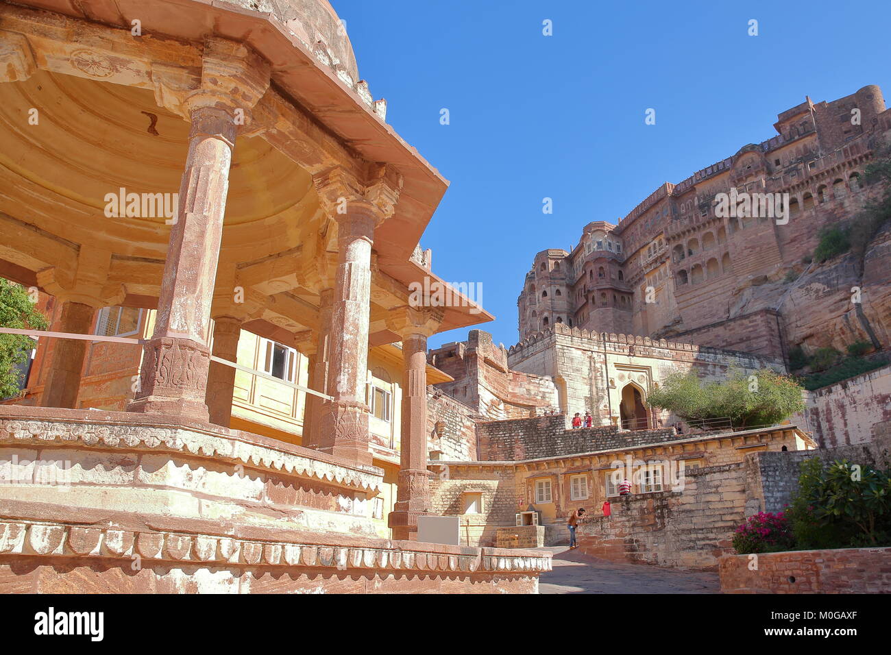JODHPUR, Rajasthan, India - 17 dicembre 2017: la facciata esterna del Forte Mehrangarh con un Chhatri in primo piano Foto Stock