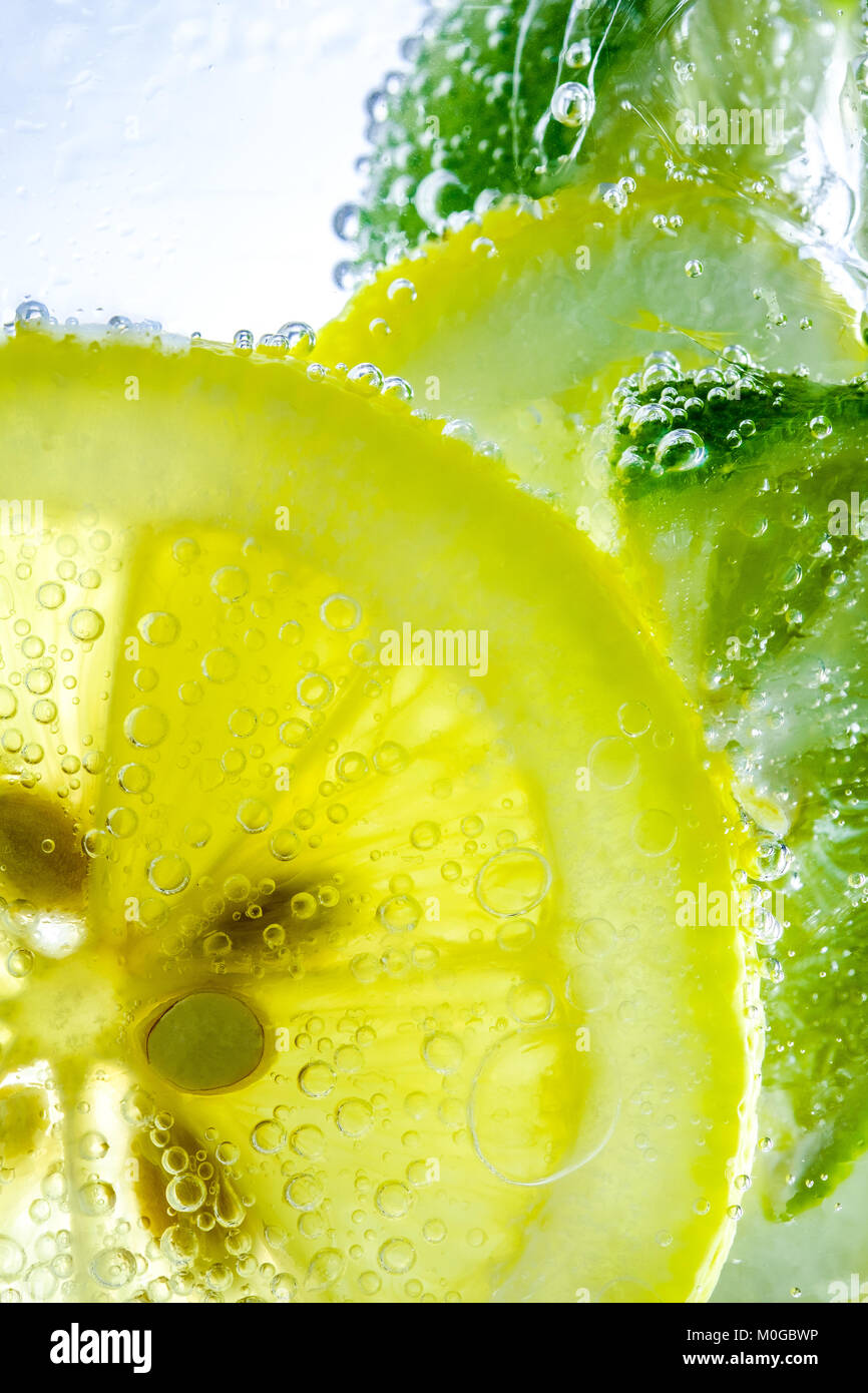 Lemon Drop in frizzante acqua frizzante e rinfrescante succo Foto Stock