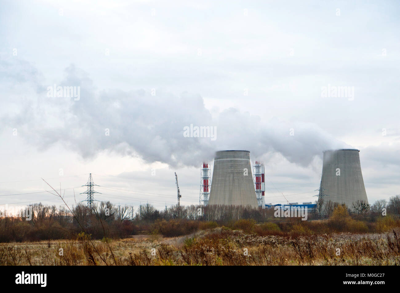 Due tubi di grandi dimensioni lavorazione della centrale a energia termica, il fumo delle ciminiere di una centrale termoelettrica Foto Stock