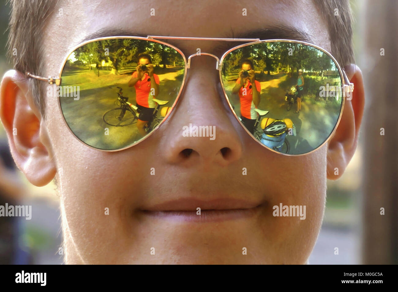 Faccia con occhiali da sole, il ragazzo del viso vicino fino Foto Stock