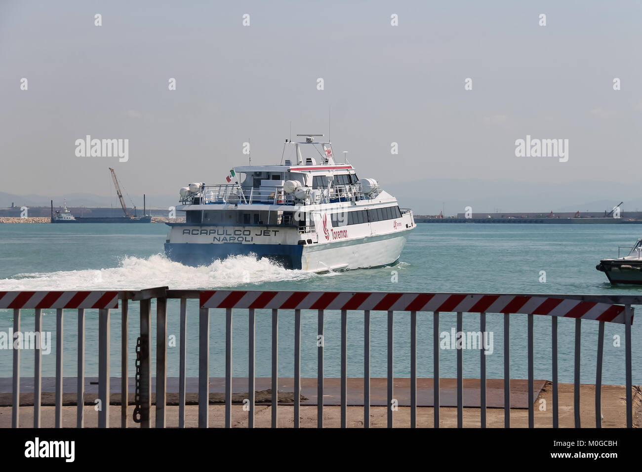 Piombino, Italia - 30 Giugno 2015: Ferry boat Acapulco Jet partono dal molo Foto Stock