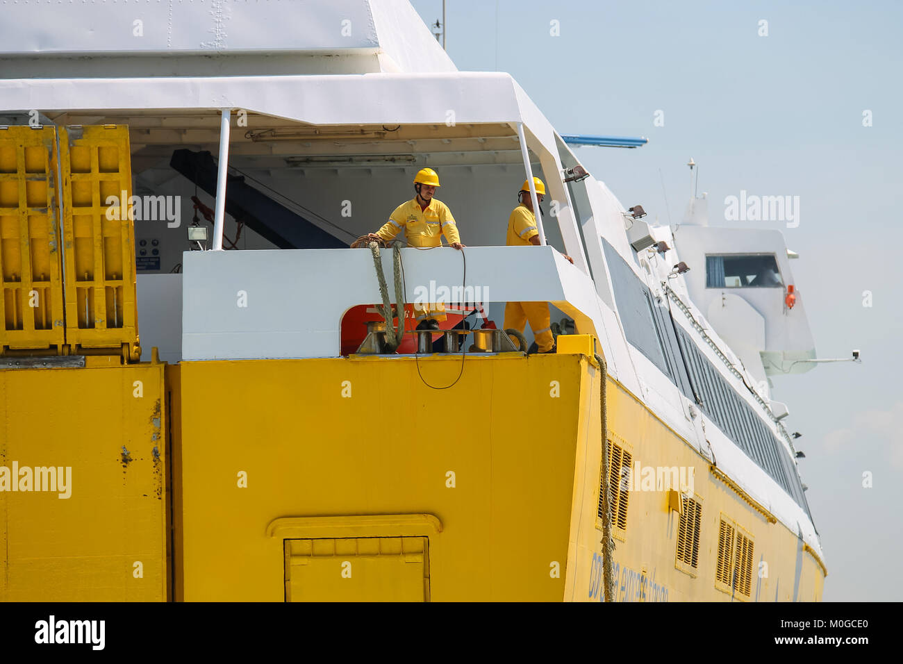 Piombino, Italia - 30 Giugno 2015: Traghetto Corsica Express al posto di ormeggio nel porto marittimo Foto Stock