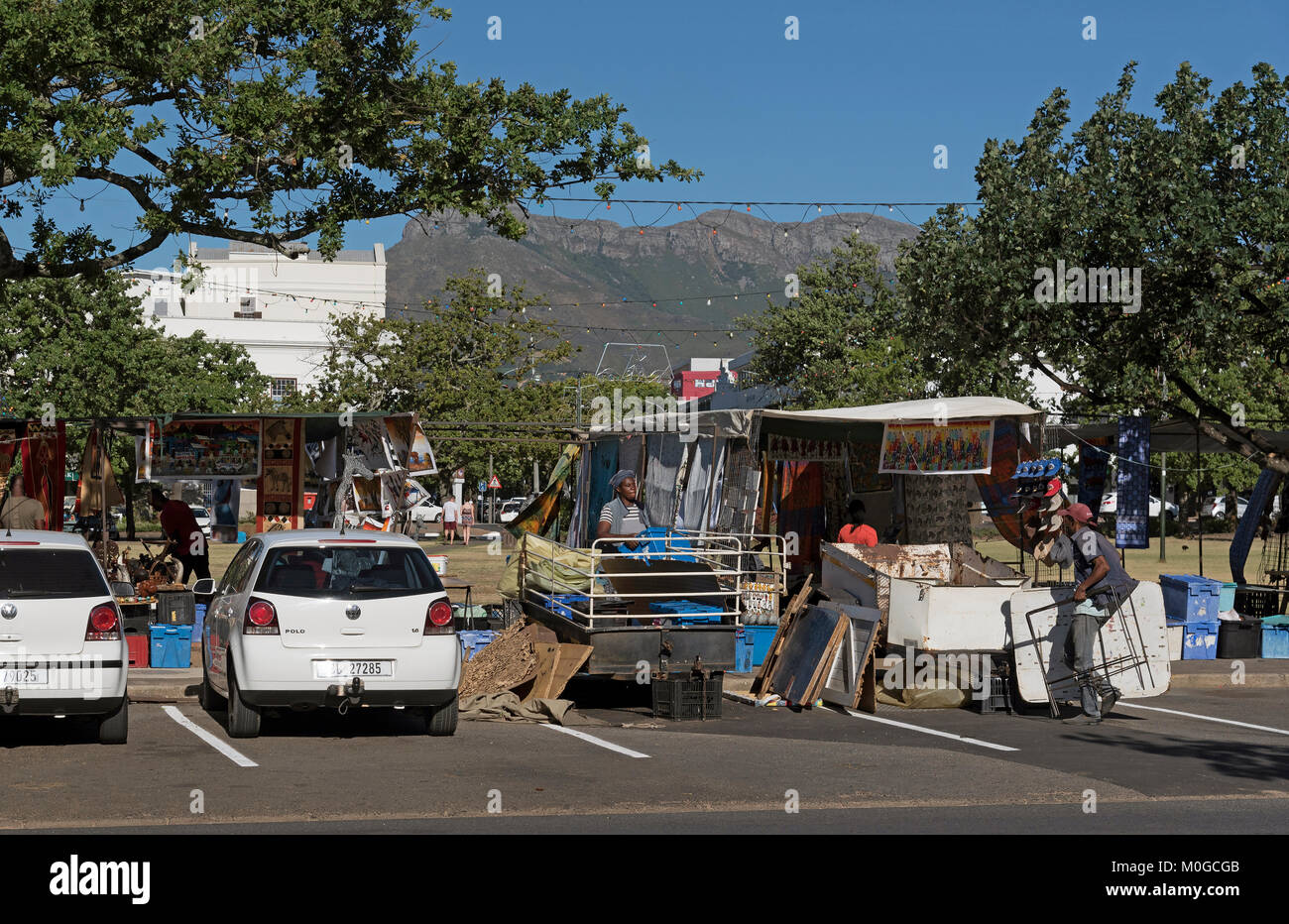 Stellenbosch Western Cape in Sud Africa. Dicembre 2017. Gli operatori di mercato di imballare i loro stallo a chiudere degli affari nel centro della città Foto Stock