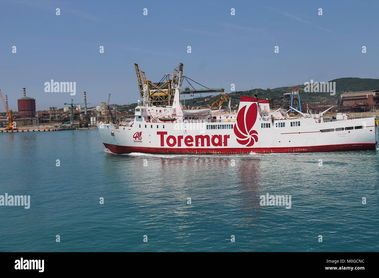 Piombino, Italia - 30 Giugno 2015: Ferry boat Oclasa al posto di ormeggio nel porto marittimo Foto Stock