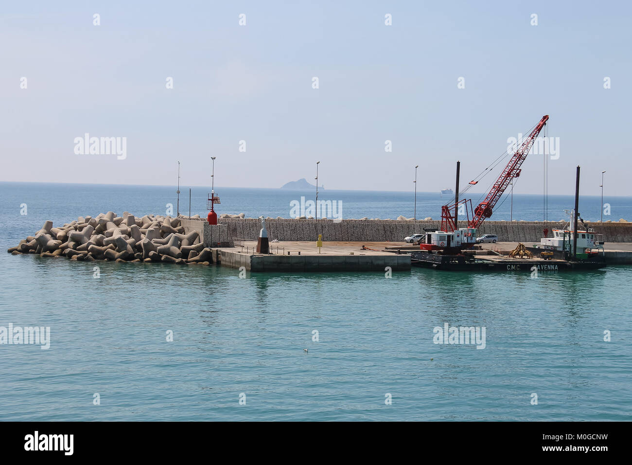Piombino, Italia - 30 Giugno 2015: il porto di Piombino, vista da vela barca di traghetto Foto Stock