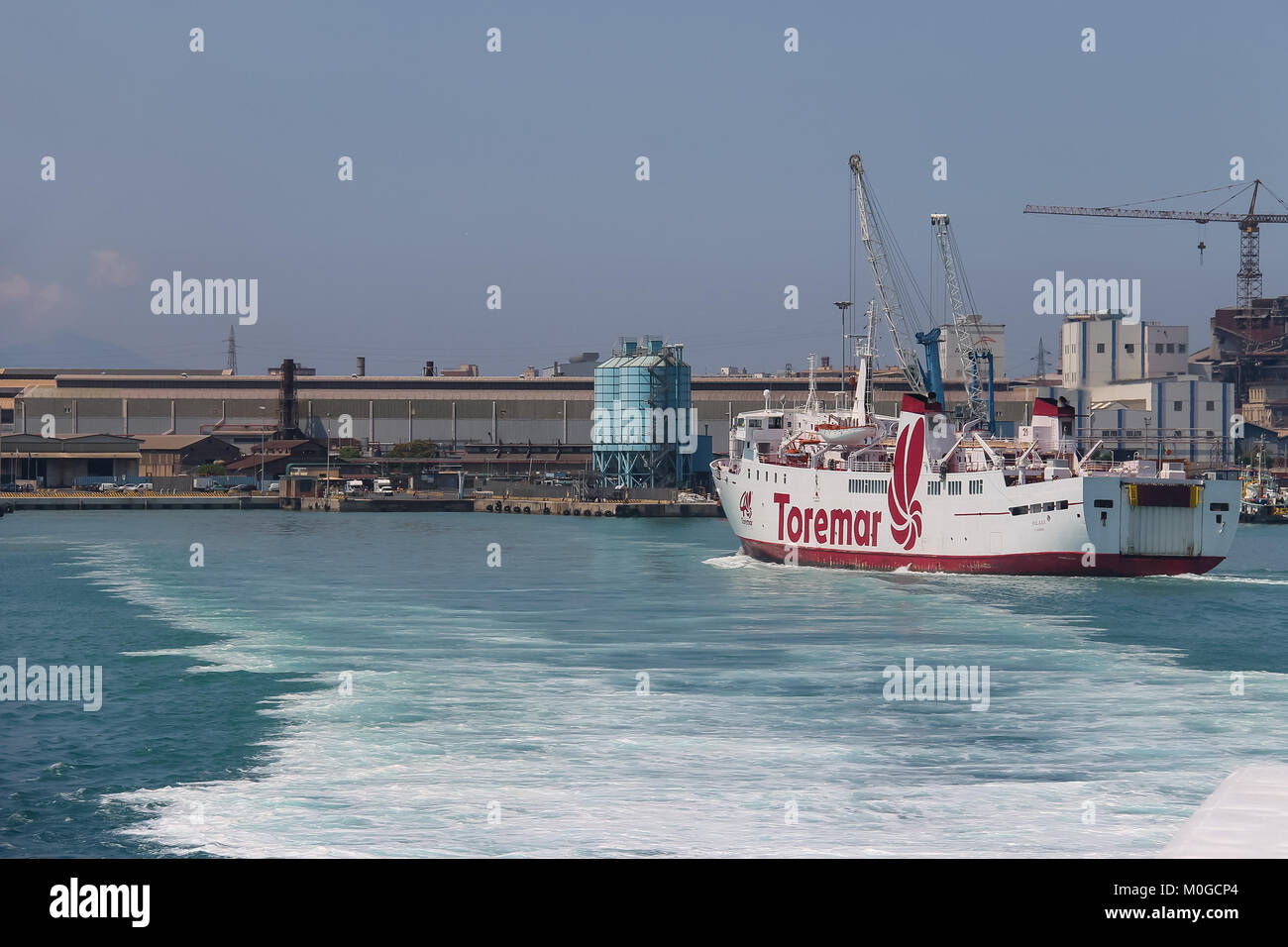 Piombino, Italia - 30 Giugno 2015: Ferry boat Oclasa al posto di ormeggio nel porto marittimo Foto Stock