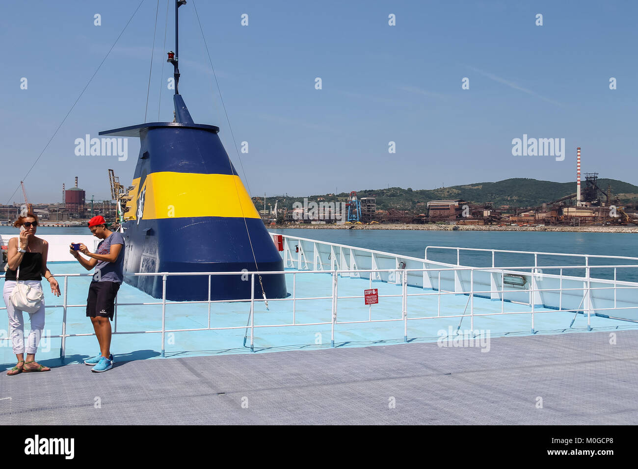 Piombino, Italia - 30 Giugno 2015: i passeggeri sul ponte superiore del traghetto Foto Stock