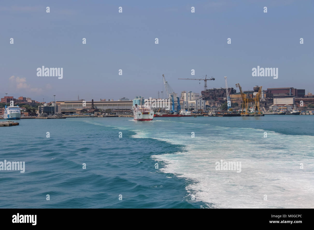 Piombino, Italia - 30 Giugno 2015: il porto di Piombino, vista dal traghetto Foto Stock