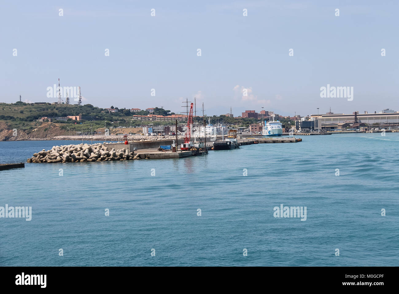 Piombino, Italia - 30 Giugno 2015: il porto di Piombino, vista dal traghetto Foto Stock