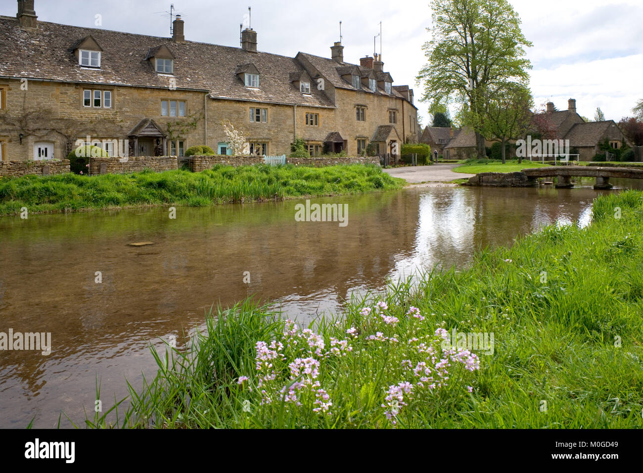 Pittoresche Cotswold ville che costeggiano il fiume occhio, Lower Slaughter, Cotswolds, Gloucestershire, England, Regno Unito Foto Stock