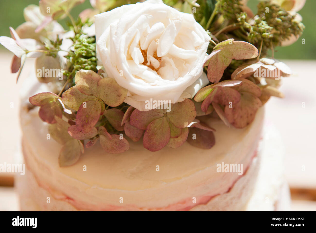 Torta di Nozze con rosa bianca fiore dettaglio Foto Stock