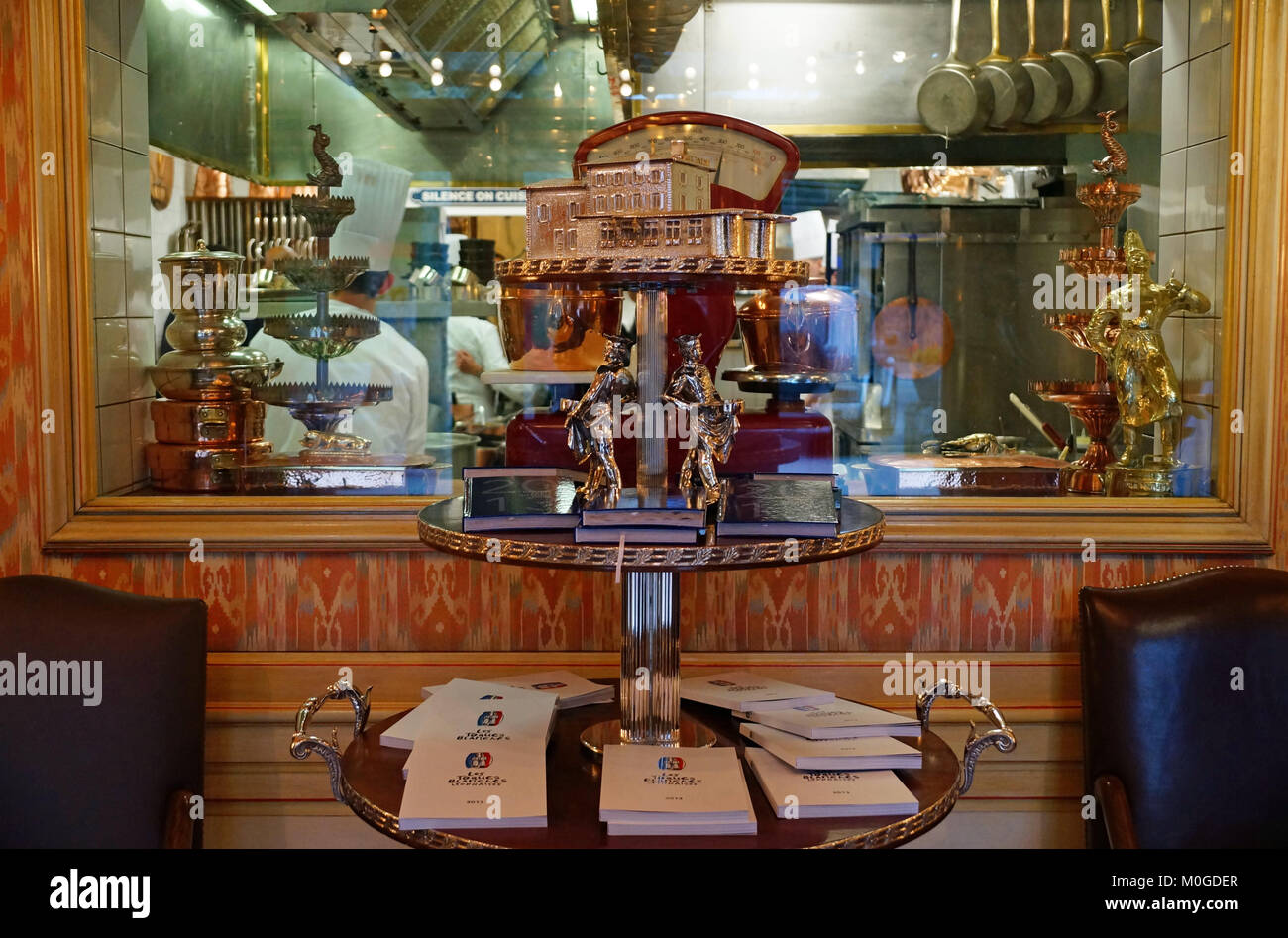 Vista l'Auberge du Pont de Collonges (Paul Bocuse o Bocuse), un distintivo ristorante vicino a Lione, Francia. Lo chef Paul Bocuse morì nel gennaio 2018. Foto Stock