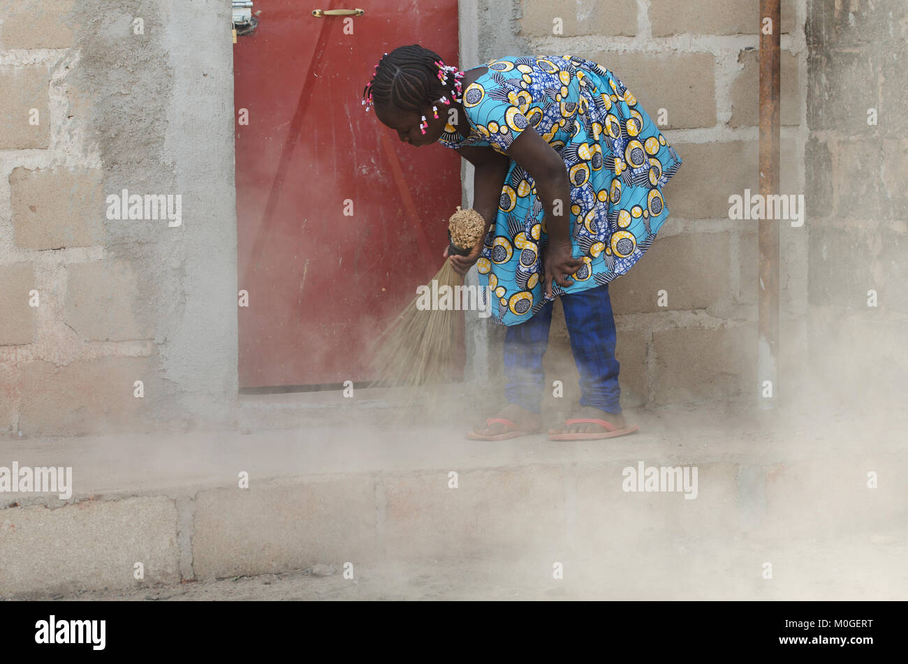 Il lavoro minorile - piccola ragazza africana pulizia - Problema di Diritti Umani Foto Stock