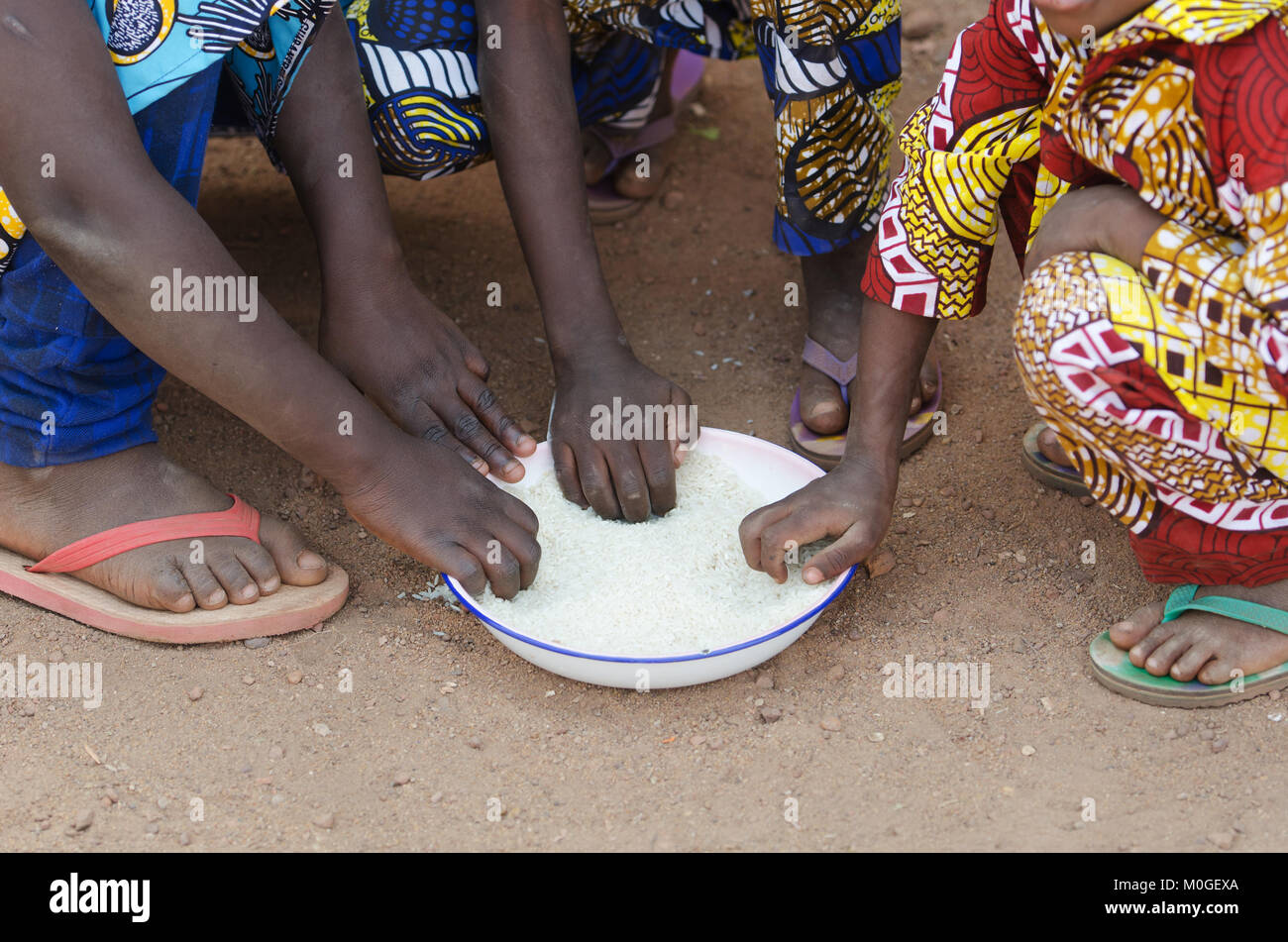 Inquadratura in primo piano del giovane africano i ragazzi e le ragazze di mangiare all'aperto Foto Stock