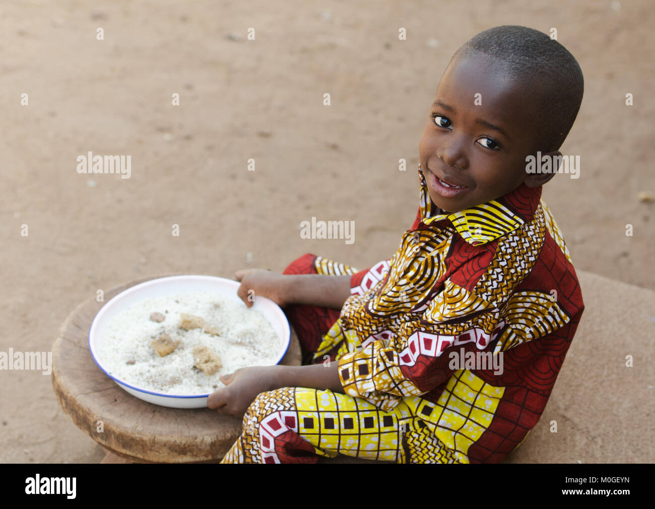 Mangiare in Africa - Little Black Boy simbolo della fame Foto Stock