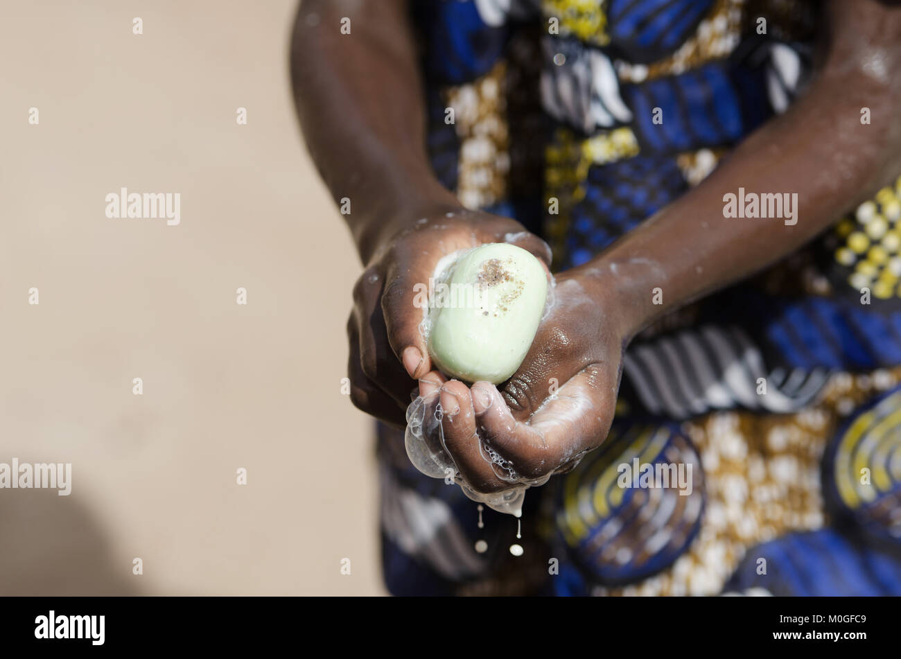 Pulire le mani simbolo - African black boy lavarsi le mani con acqua e sapone Foto Stock