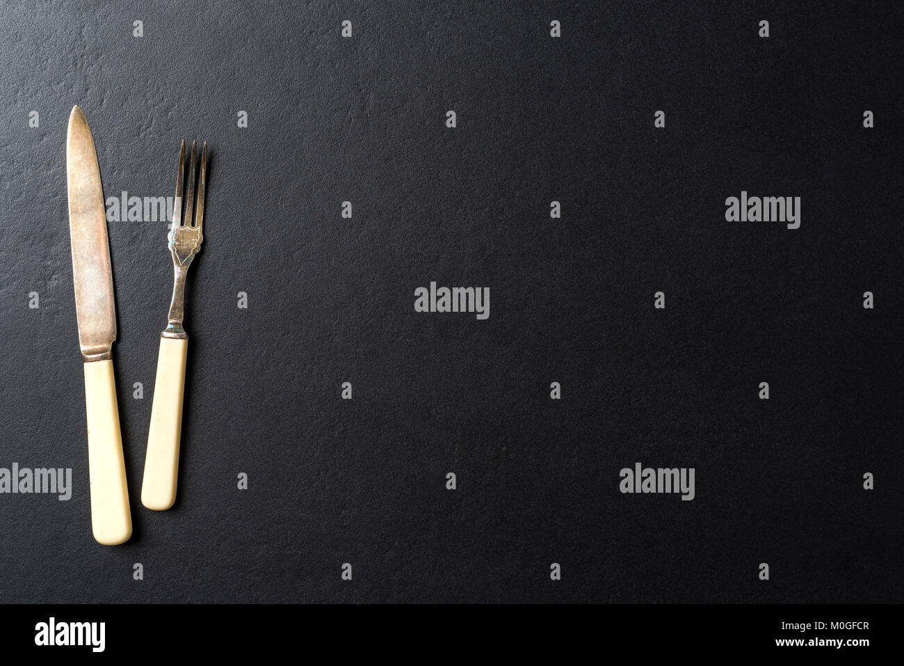 Utensili da cucina nero su sfondo elegante Foto Stock