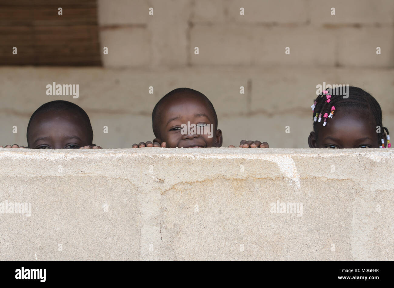 Tre graziosi bambini africani a giocare all'aperto pieghevole Foto Stock