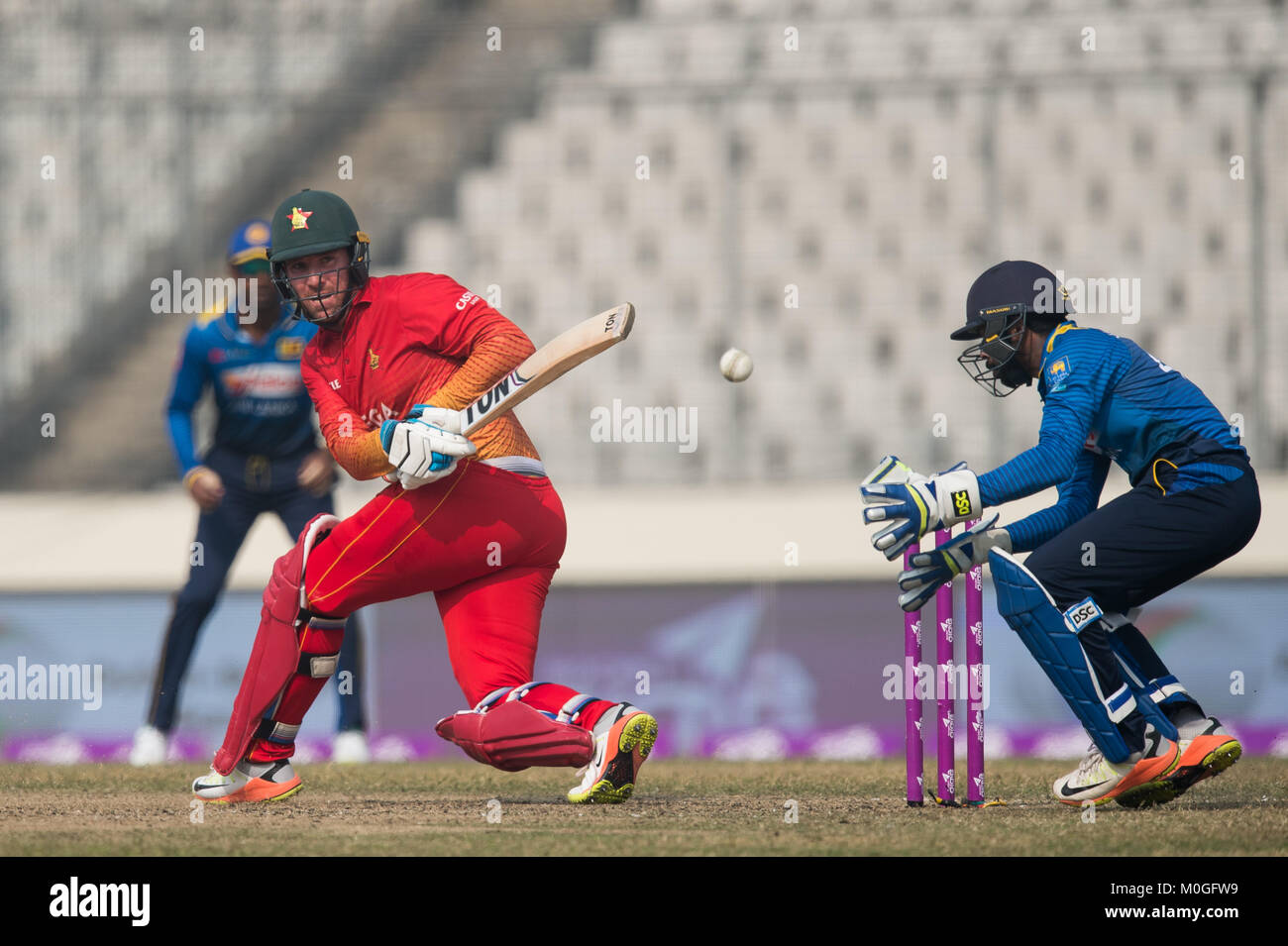 Mirpur, Bangladesh. Xxi gen, 2018. Zimbabwe battitore Brendan Taylor (L) spazza la palla durante il quarto una giornata internazionale della partita di cricket del Tri-serie tra Sri Lanka vs Zimbabwe a Sher-e-Bangla National Cricket Stadium di Mirpur, Dhaka il 21 gennaio 2018. Credito: Sameera Peiris/Pacific Press/Alamy Live News Foto Stock