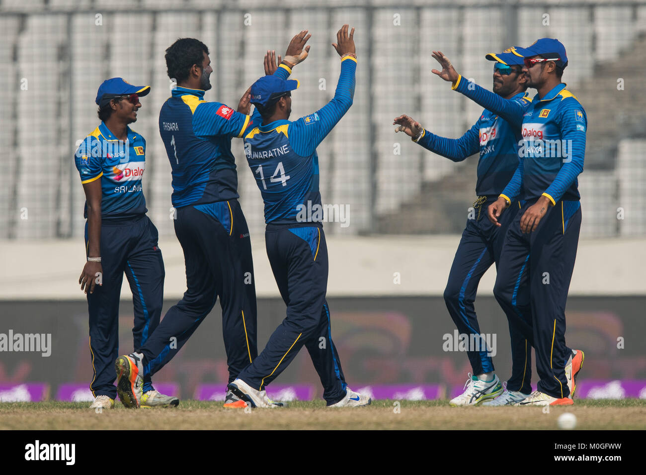 Mirpur, Bangladesh. Xxi gen, 2018. Sri Lanka team festeggia il paletto di Salomone fango (non in foto) durante il quarto una giornata internazionale della partita di cricket del Tri-serie tra Sri Lanka vs Zimbabwe a Sher-e-Bangla National Cricket Stadium di Mirpur, Dhaka il 21 gennaio 2018. Credito: Sameera Peiris/Pacific Press/Alamy Live News Foto Stock