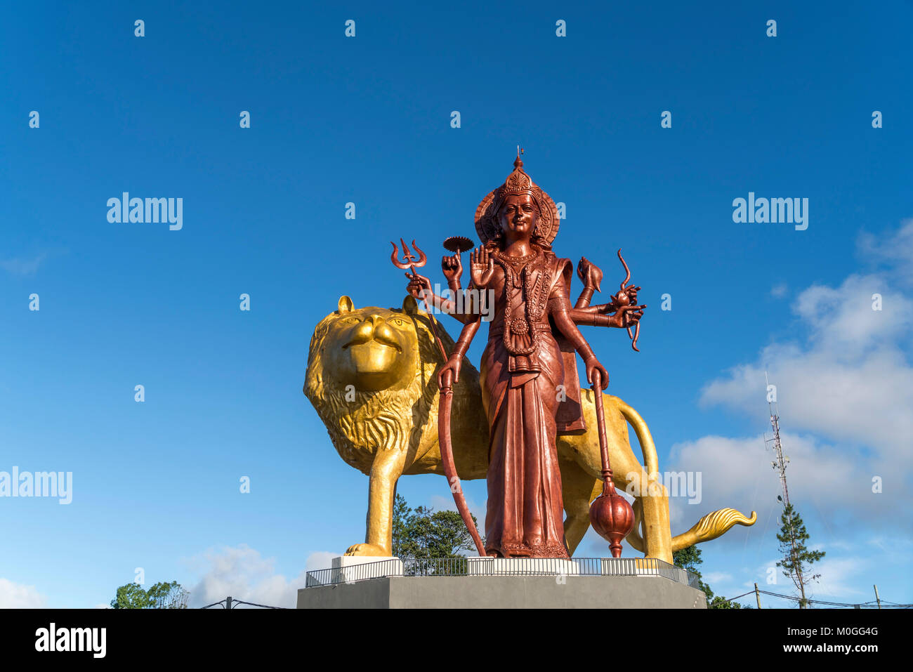 Riesige Durga statua mit Löwe am Kratersee Ganga Talao oder Grand Bassin, Mauritius, Afrika | Giant Durga con il monumento del leone a Ganga Talao o Grand Foto Stock