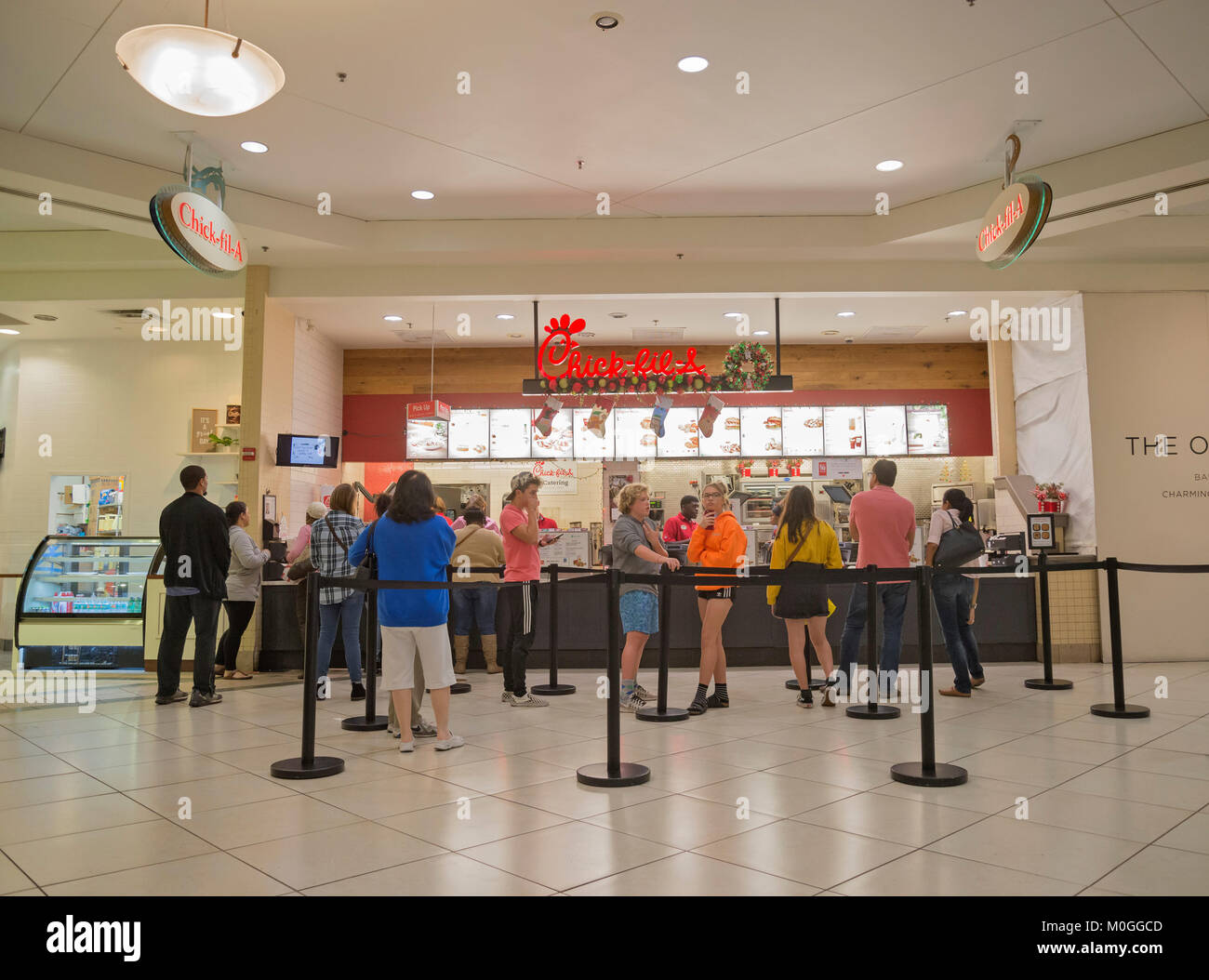 Vacanze di Natale Shoppers in Oaks Mall Food Court, Gainesville, Florida. Foto Stock