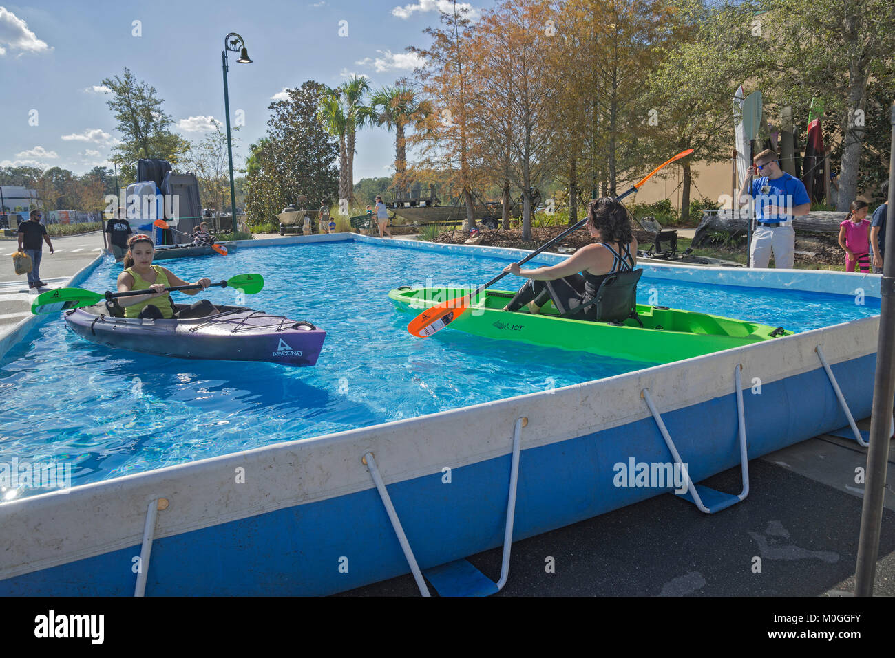 Provare il kayak in un pool temporanei a Bass Pro Shops store a Gainesville, Florida. Foto Stock