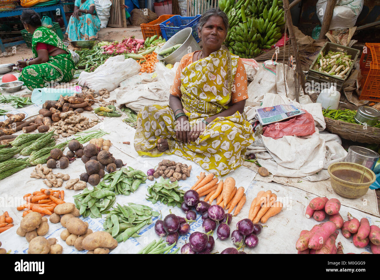 India, nello Stato del Tamil Nadu, Tanjore, Thanjavur, venditore vegetali nel mercato di Tanjore. Foto Stock