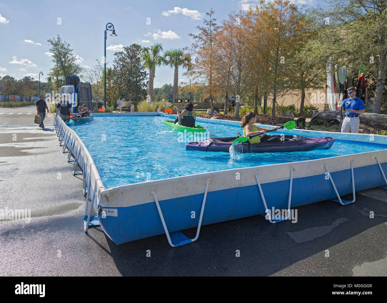Provare il kayak in un pool temporanei a Bass Pro Shops store a Gainesville, Florida. Foto Stock