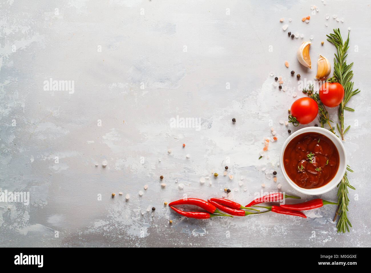 La salsa calda ingredienti su uno sfondo luminoso, alimentare il telaio. Vista superiore, spazio di copia Foto Stock