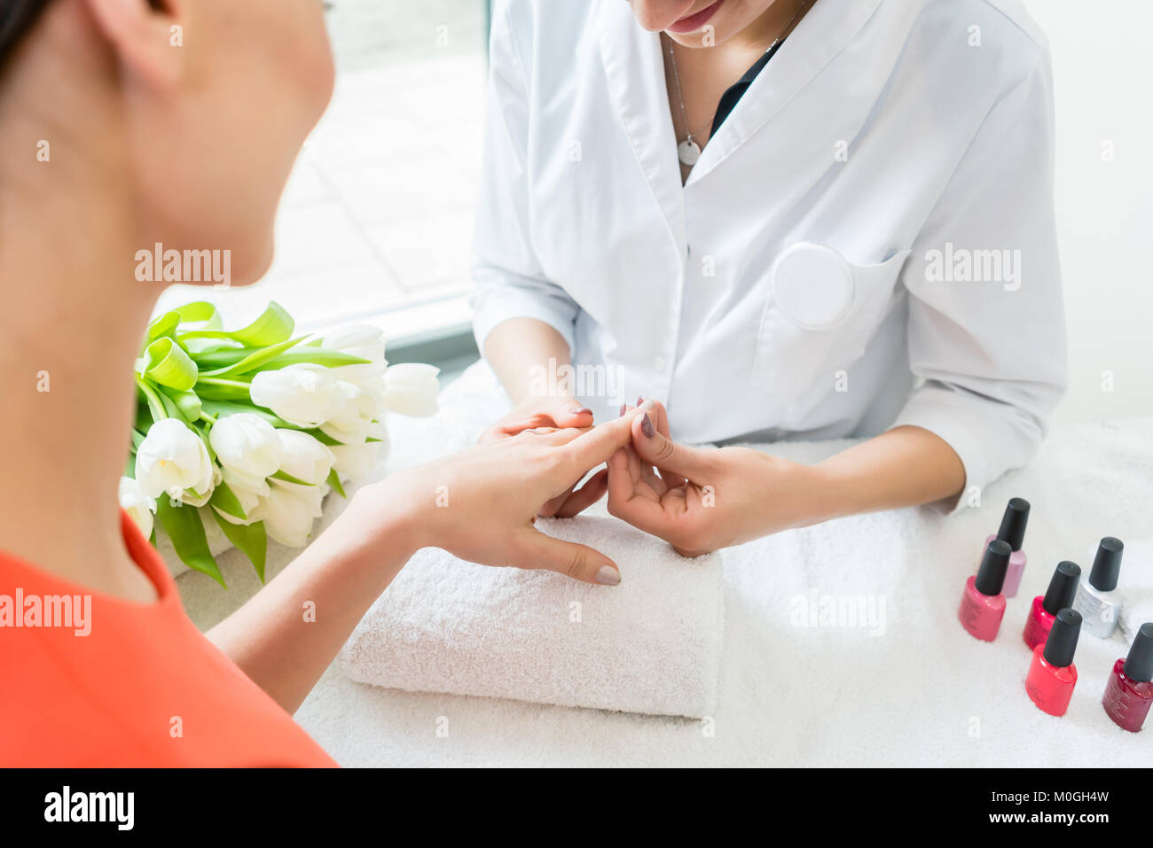 Chiodo esperto tecnico verifica la manicure alla moda di yo Foto Stock