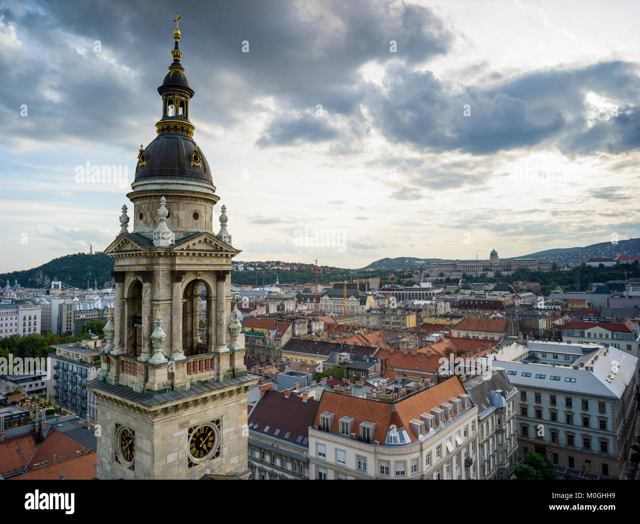 Torre della Basilica di Santo Stefano e la città di Budapest; Budapest, Budapest, Ungheria Foto Stock