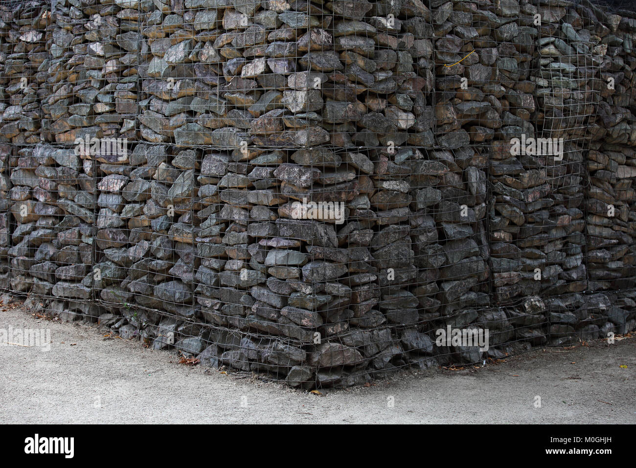 Muro fatto di pietra a gabbia Foto Stock