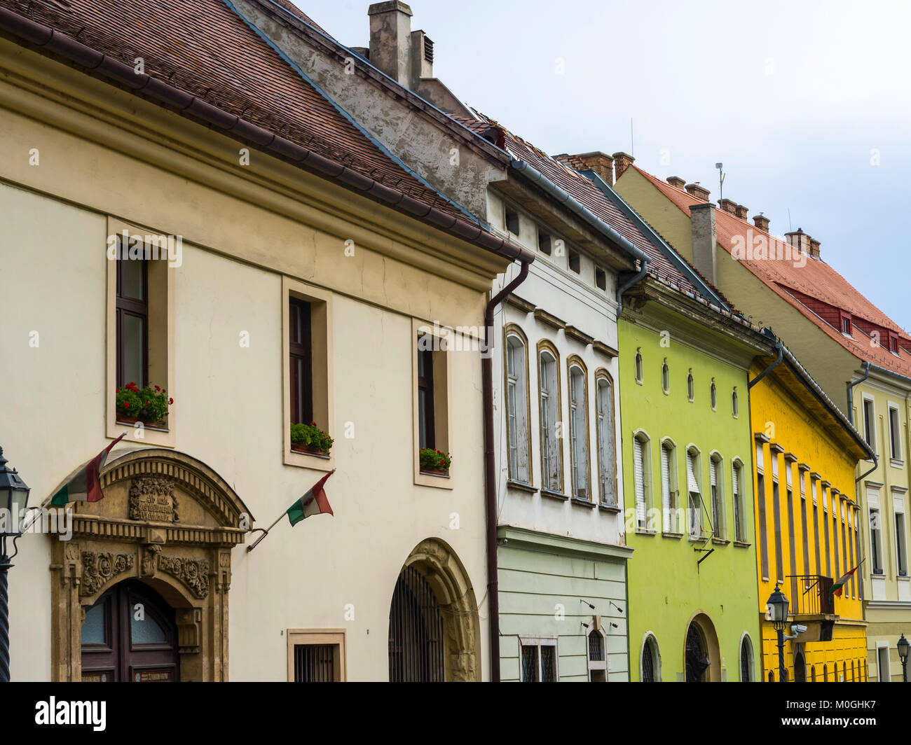Colorate facciate di edifici in di Buda Castle District, Budapest, Ungheria Foto Stock