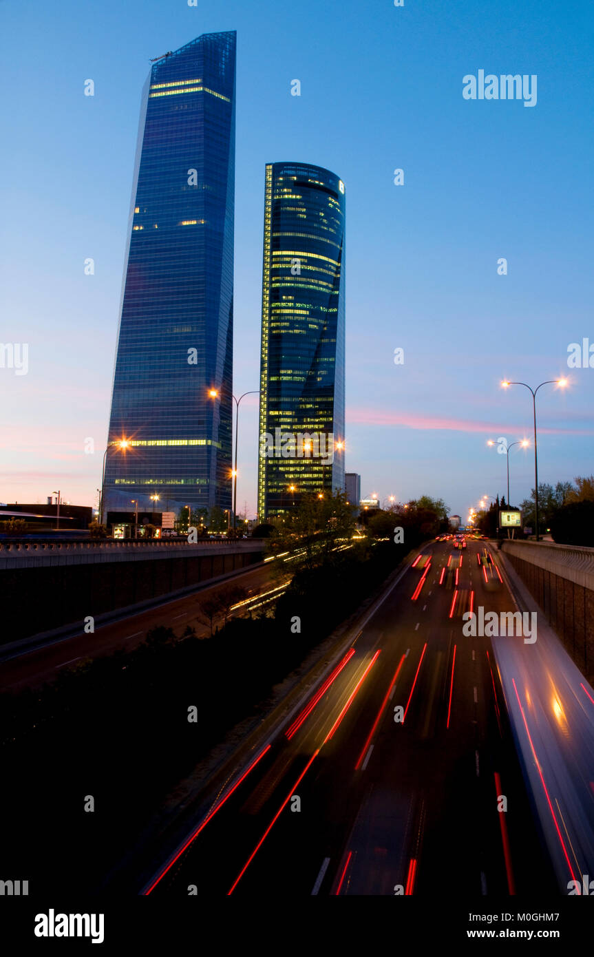 Cristal Tower e Espacio torre, Vista notte, CTBA, Madrid, Spagna. Foto Stock