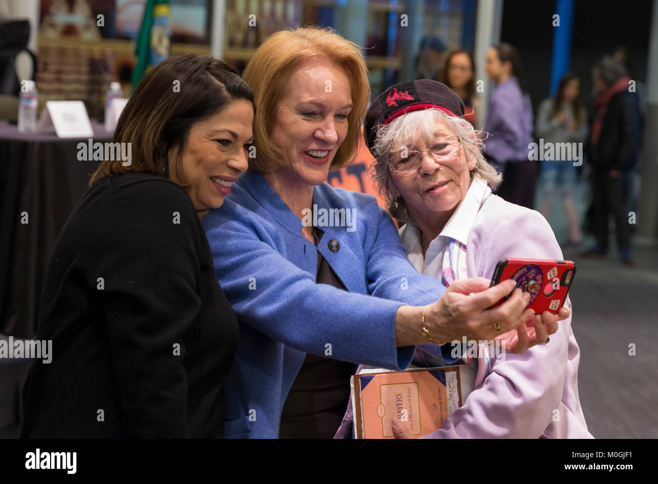 Seattle, Washington, Stati Uniti d'America. Xxi gen, 2018. Sindaco Jenny Durkan prende una foto di Duwamish Presidentessa Cecile Hansen e sua figlia durante un pannello a Seattle City Hall "Donna Power Seattle: una conversazione incentrata sulle intersezioni di razza e sesso". Hansen è il grande-grande-grandniece di Capo Sealth e presidente della tribù Duwamish dal 1975. Credito: Paolo Christian Gordon/Alamy Live News Foto Stock