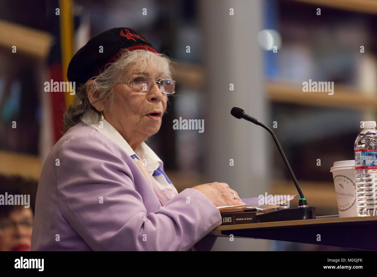 Seattle, Washington, Stati Uniti d'America. Xxi gen, 2018. Duwamish Presidentessa Cecile Hansen dà una benedizione durante un pannello a Seattle City Hall "Donna Power Seattle: una conversazione incentrata sulle intersezioni di razza e sesso". Hansen è il grande-grande-grandniece di Capo Sealth e la presidentessa della tribù Duwamish dal 1975. Credito: Paolo Christian Gordon/Alamy Live News Foto Stock