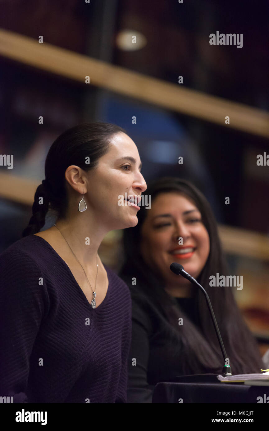 Seattle, Washington, Stati Uniti d'America. Xxi gen, 2018. Stato Senatore Rebecca Saldaña parla durante un pannello a Seattle City Hall "Donna Power Seattle: una conversazione incentrata sulle intersezioni di razza e sesso". Credito: Paolo Christian Gordon/Alamy Live News Foto Stock