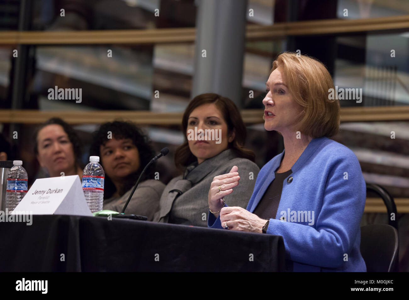 Seattle, Washington, Stati Uniti d'America. Xxi gen, 2018. Sindaco Jenny Durkan parla durante un pannello a Seattle City Hall "Donna Power Seattle: una conversazione incentrata sulle intersezioni di razza e sesso". I partecipanti seduti da sinistra a destra sono Mijo Lee, Mo!, Teresa Mosqueda e Jenny Durkan. Credito: Paolo Christian Gordon/Alamy Live News Foto Stock