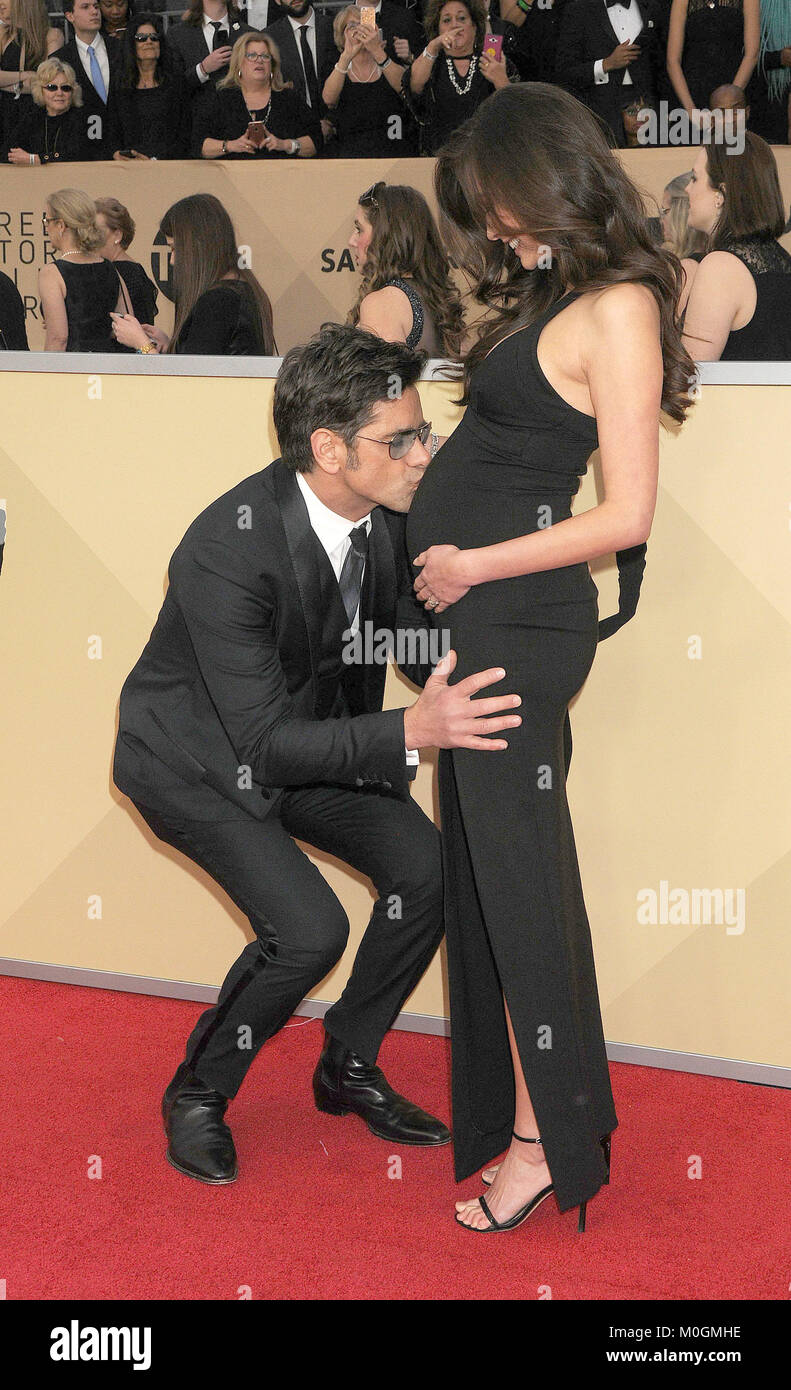 21 gennaio 2018 - Los Angeles, California, Stati Uniti - 21 Gennaio 2018 - Los Angeles, California USA - attore John Stamos, CAITLIN MCHUGH alla ventiquattresima edizione Screen Actors Guild Awards - Gli arrivi presso lo Shrine Auditorium di Los Angeles. (Credito Immagine: © Paul Fenton via ZUMA filo) Foto Stock