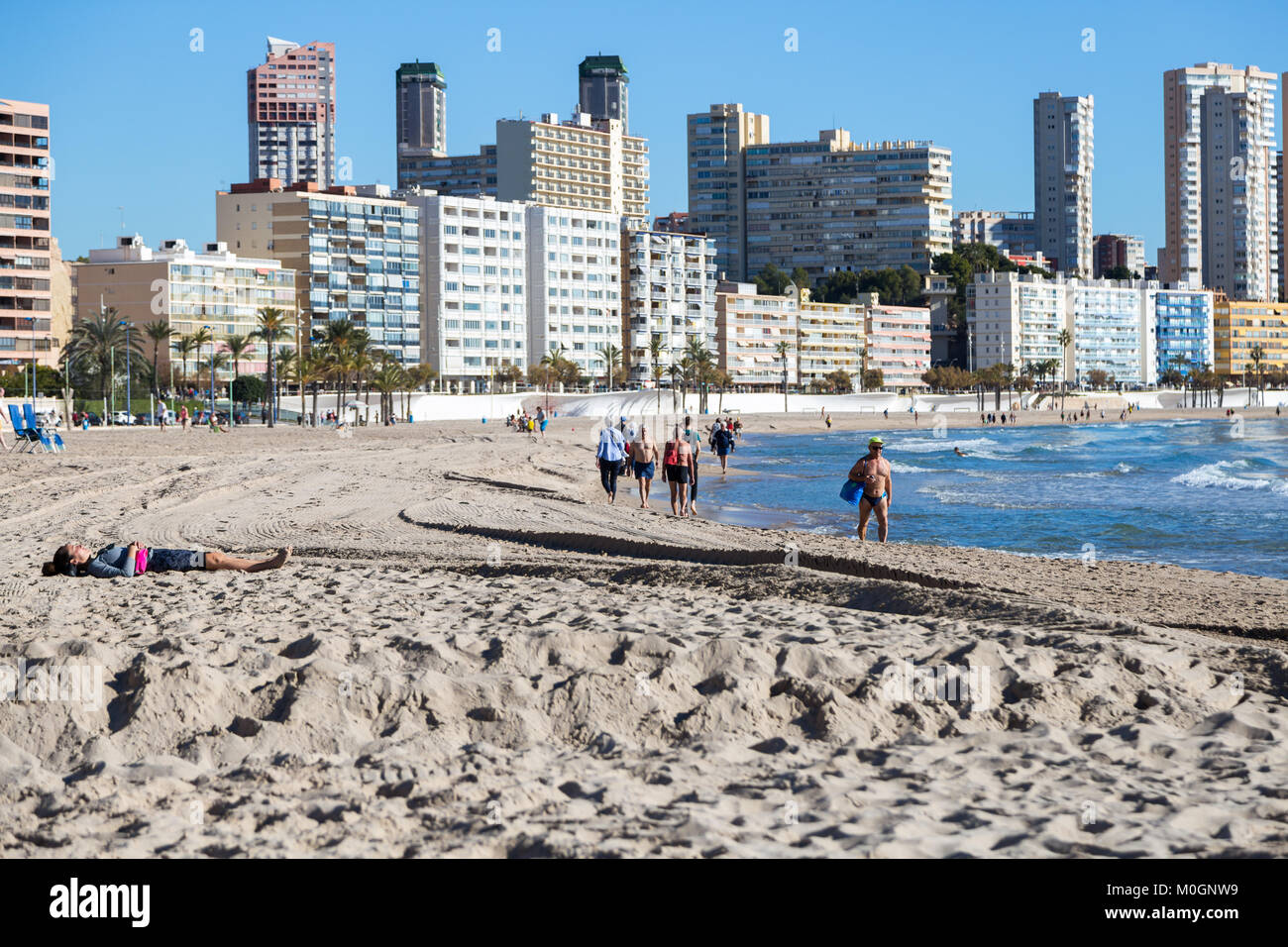 Spiaggia di Poniente di Benidorm, Costa Blanca, Spagna. Il 22 gennaio, 2018. Il sole invernale a Benidorm, Spagna. Temperature di 26,3 gradi Celsius in ombra sono state registrate nel vicino a Alicante - Costa Blanca, Spagna ieri e le alte temperature sono previsione di continuare fino alla fine della settimana, rendendo questa zona quasi come giugno invece di gennaio come turisti sfuggire al freddo nel nord Europa. Credito: Mick Flynn/Alamy Live News Foto Stock