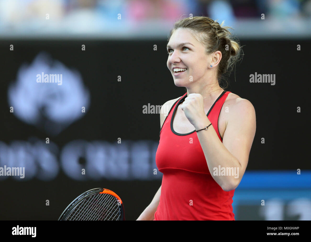 Melbourne, Australia. Il 22 gennaio, 2018. Simona Halep di Romania festeggia dopo aver vinto il singolare femminile quarto round match contro Naomi Osaka del Giappone a Australian Open 2018 a Melbourne, Australia, 22 gennaio 2018. Simona Halep ha vinto 2-0. Credito: Li Peng/Xinhua/Alamy Live News Foto Stock