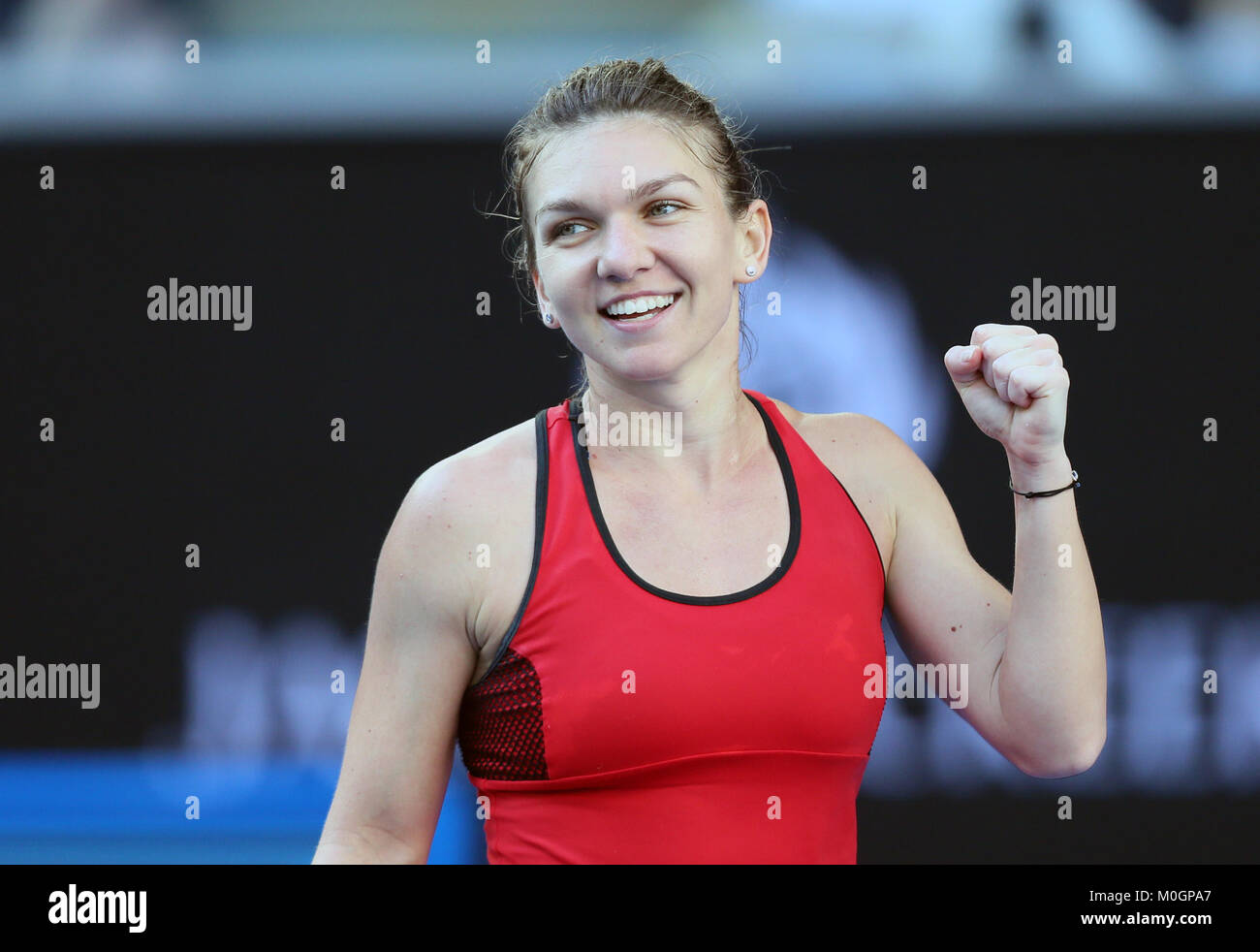 Melbourne, Australia. Il 22 gennaio, 2018. Simona Halep di Romania festeggia dopo aver vinto il singolare femminile quarto round match contro Naomi Osaka del Giappone a Australian Open 2018 a Melbourne, Australia, 22 gennaio 2018. Simona Halep ha vinto 2-0. Credito: Li Peng/Xinhua/Alamy Live News Foto Stock